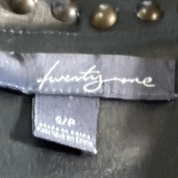 📌twenty one Eye-Catcher Deep V-Neckline Mini Dress - Picture 5 of 8